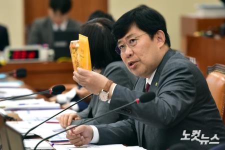 국민의힘 윤창현 의원이 19일 서울 여의도 국회에서 열린 정무위원회의 국민권익위원회·개인정보보호위원회에 대한 국정감사에서 질의를 하고 있다.