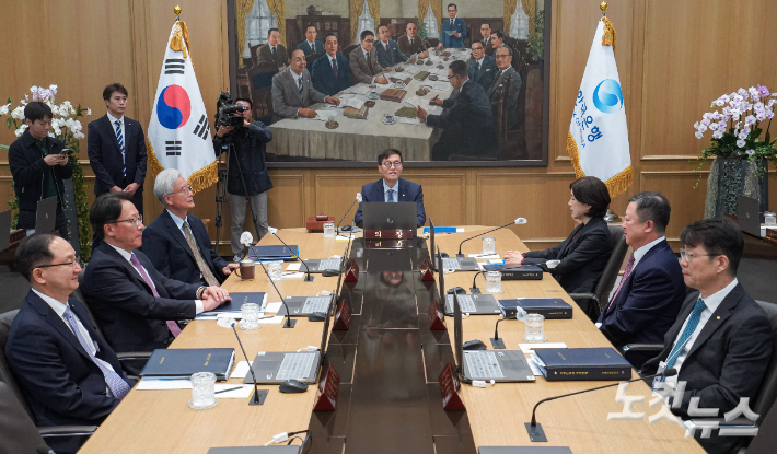 이창용 한국은행 총재가 19일 서울 중구 한국은행에서 열린 금융통화위원회 본회의를 주재하고 있다. 사진공동취재단