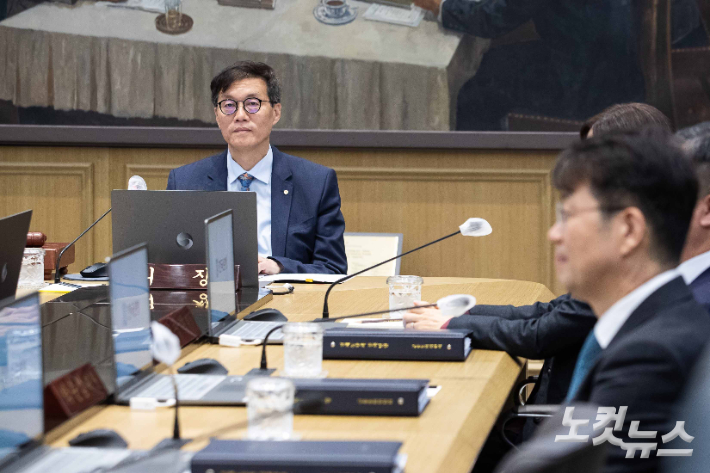 이창용 한국은행 총재가 19일 서울 중구 한국은행에서 열린 금융통화위원회를 주재하고 있다. 사진공동취재단