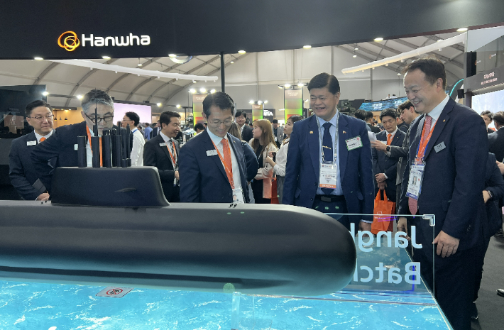 필리핀 이리네오 에스피노 국방부 차관이 장보고3 Batch-II 잠수함 앞에서 환담을 하고 있는 모습. 한화오션 제공