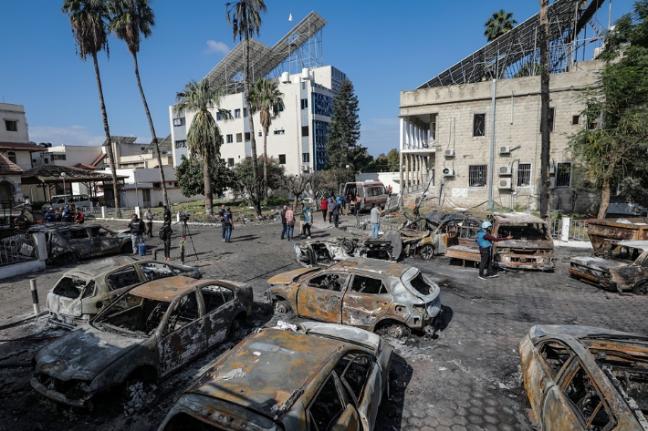 지난 18일(현지시간) 갑작스런 폭발로 대규모 인명피해가 발생했다는 팔레스타인 가자시티 시내 알아흘리 병원 주차장에 불탄 차량이 널려 있다. 연합뉴스