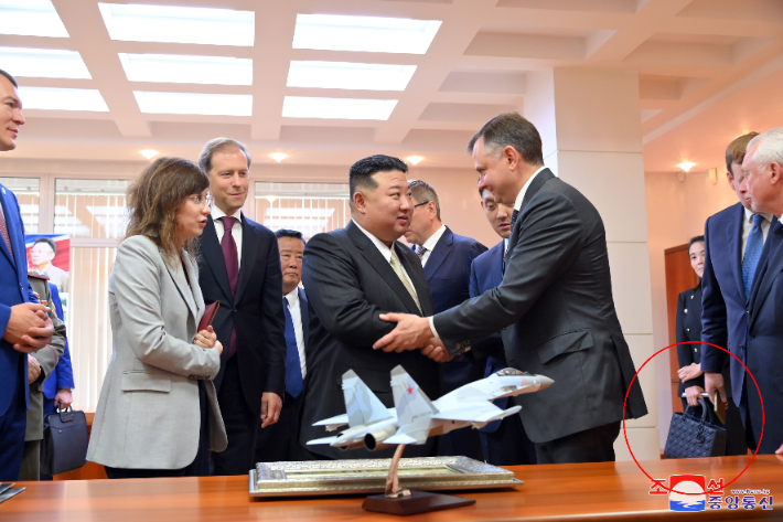 김정은 북한 국무위원장이 지난달 15일 러시아 하바롭스크주 콤소몰스크나아무레시의 유리 가가린 전투기 공장을 방문했다고 조선중앙통신이 16일 보도했다. 당시 김여정 노동당 부부장이 들었던 가방(붉은 원)은 프랑스 고가·사치품 브랜드 '크리스찬 디올(Christian Dior)'의 제품으로 추정된다. 연합뉴스