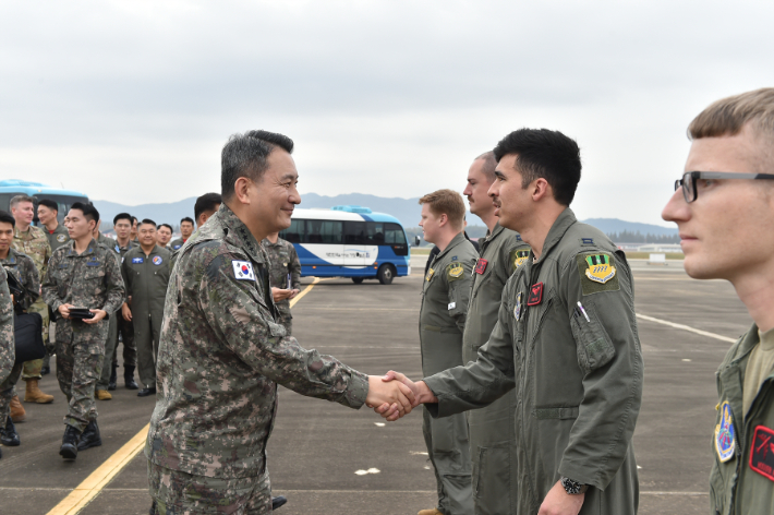 김승겸 합참의장(가운데 왼쪽)이 미 전략폭격기 B-52H 작전요원들을 격려하고 있다. 합참 제공