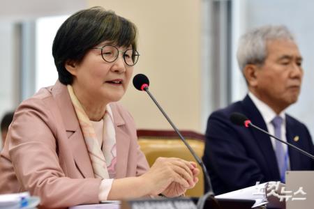 권태선 방송문화진흥회 이사장이 19일 서울 여의도 국회에서 열린 국회 과학기술정보방송통신위원회의 방송문화진흥회 등에 대한 국정감사에서 의원 질의에 답변을 하고 있다.