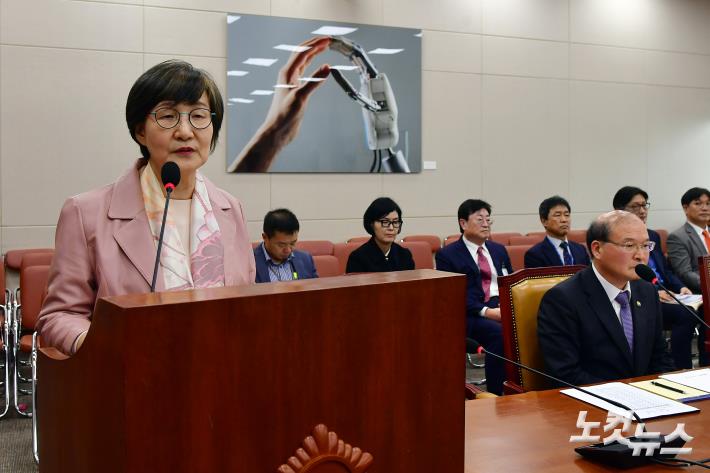 권태선 방송문화진흥회 이사장이 19일 서울 여의도 국회에서 열린 국회 과학기술정보방송통신위원회의 방송문화진흥회 등에 대한 국정감사에서 업무보고를 하고 있다.