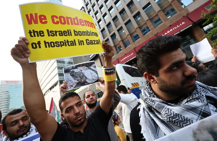 가자 지구 병원 폭격 규탄하는 팔레스타인들     (서울=연합뉴스) 김인철 기자 = 18일 오후 서울 종로구 주한 이스라엘 대사관 앞에서 열린 이스라엘의 가자 지구 병원 폭격 규탄 긴급 기자회견에서 팔레스타인을 비롯한 아랍인들이 손팻말을 들고 있다. 2023.10.18     yatoya@yna.co.kr (끝)   연합뉴스