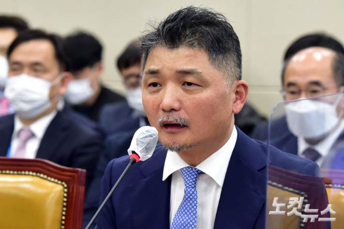 김범수 카카오 미래이니셔티브센터장이 질의에 답변을 하고 있다. 윤창원 기자