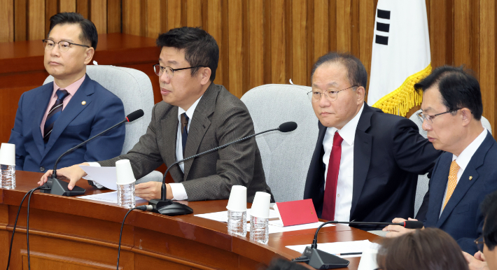 국민의힘 윤재옥 원내대표가 20일 국회에서 열린 국정감사대책회의에 참석하고 있다. 왼쪽부터 이양수 원내수석부대표, 유의동 정책위의장, 윤 원내대표, 이만희 사무총장. 연합뉴스