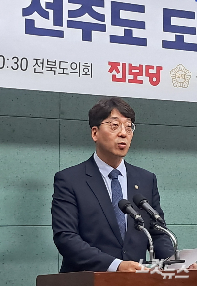 진보당 강성희 의원이 20일 전북도의회에서 기자회견을 열고, 전주시 무상교통 시행을 제안했다. 최명국 기자