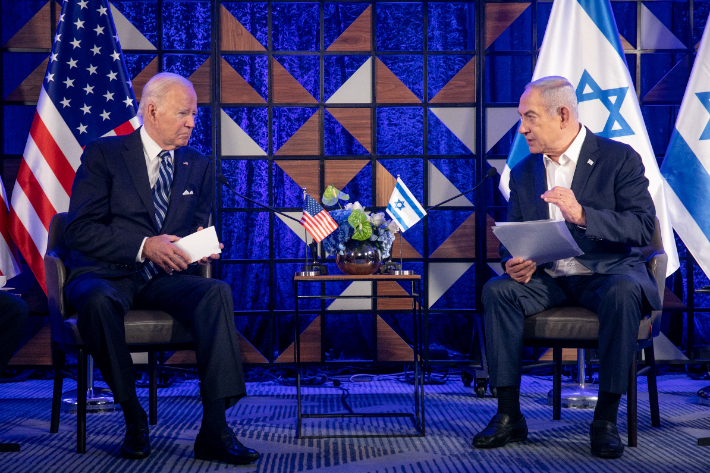  19일(현지시간) 이스라엘 텔아비브를 방문한 조 바이든 미국 대통령이 베냐민 네타냐후 이스라엘 총리와 회담하고 있다. 연합뉴스 