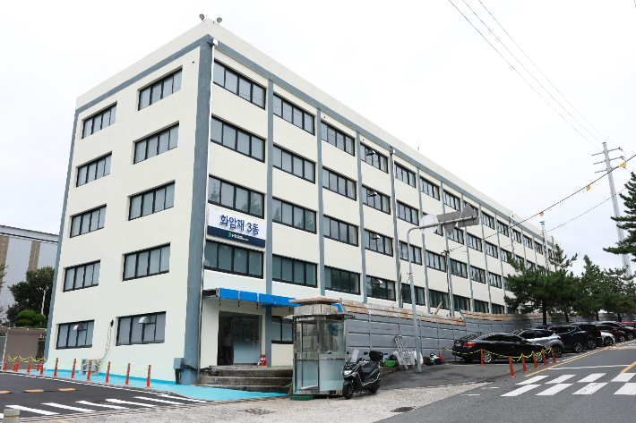 HD현대중공업이 사내 협력회사에 근무하는 외국인 근로자를 위해 개소한 화암재3동 기숙사. HD현대중공업 제공