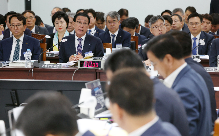 20일 부산 영도구 한국해양과학기술원에서 열린 국회 농림축산식품해양수산위원회 해양경찰청, 수협, 부산항만공사 등에 대한 국정감사에서 노동진 수협중앙회장이 후쿠시마 오염수 관련 질의에 답변하고 있다. 연합뉴스