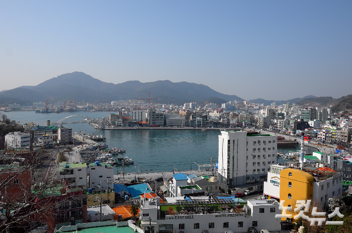 동피랑에 올라 바라본 통영. 김유정 여행작가 