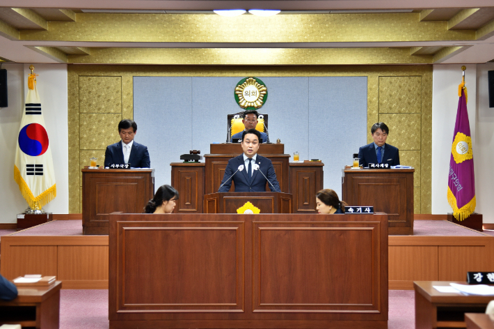 지난달 열린 제285회 사하구의회 임시회에서 강현식 의원이 결의안을 발표하는 모습. 부산 사하구의회 제공