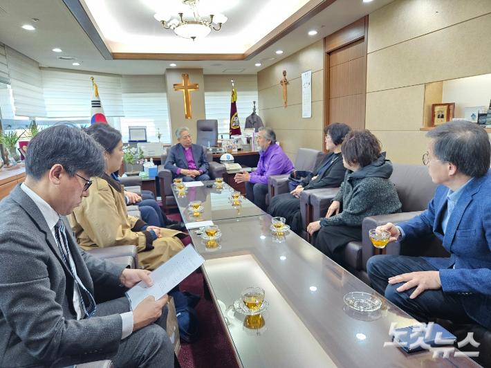 이철 감독회장을 비롯한 기독교대한감리회 교단 관계자들이 유가족들의 이야기를 경청하고 있다.