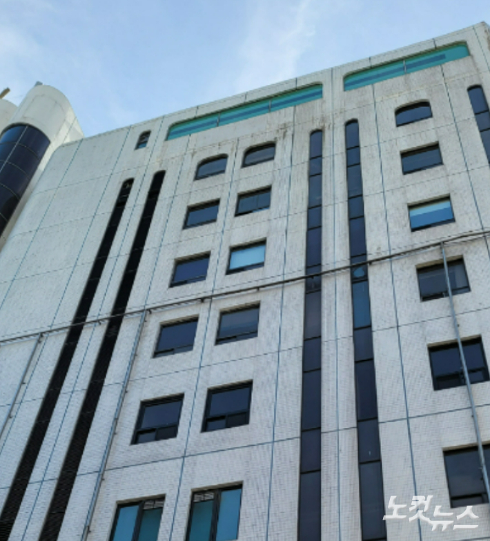 신천지가 단체 활동 용도 등으로 사용해 온 시설이 위치한 경기 과천시 별양동의 한 상가건물. 박창주 기자