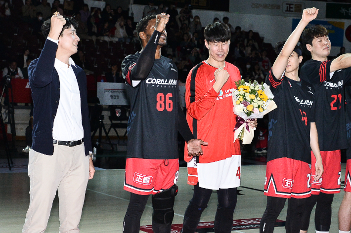 정관장 선수들 사이에서 챔피언 반지를 받은 오세근. KBL 제공