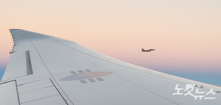 21일(현지시간) 사우디아라비아 리야드 인근 상공에서 사우디 전투기가 사우디를 국빈 방문하는 윤석열 대통령과 김건희 여사가 탄 공군 1호기를 호위 비행하고 있다. 리야드=곽인숙 기자