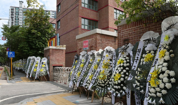 지난 9일 경기도 의정부시의 한 초등학교에서 고인이 된 교사를 추모하는 화환이 줄지어 놓여 있다. 연합뉴스