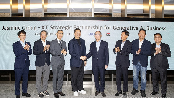 KT는 지난 19일 태국의 대표 정보통신 기업인 자스민(Jasmine) 그룹과 KT 초거대 AI '믿음'을 활용한 Thai-LLM(태국어 대형언어모델) 구축 및 동남아시아 공동 사업화 협력을 추진하기로 했다고 22일 밝혔다. 연합뉴스