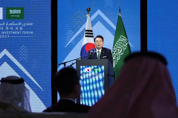 사우디아라비아를 국빈 방문 중인 윤석열 대통령이 22일(현지시간) 리야드 페어몬트 호텔에서 열린 한·사우디 투자포럼에 격려사를 하고 있다. 연합뉴스