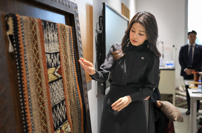 윤석열 대통령과 함께 사우디아라비아를 국빈 방문 중인 김건희 여사가 22일(현지시간) 사우디 왕립전통예술원(TRITA)을 방문, 사우디 전통 직물 제작 방식인 '알 사두'(Al Sadu)로 학생이 만든 작품을 관람하고 있다. 연합뉴스