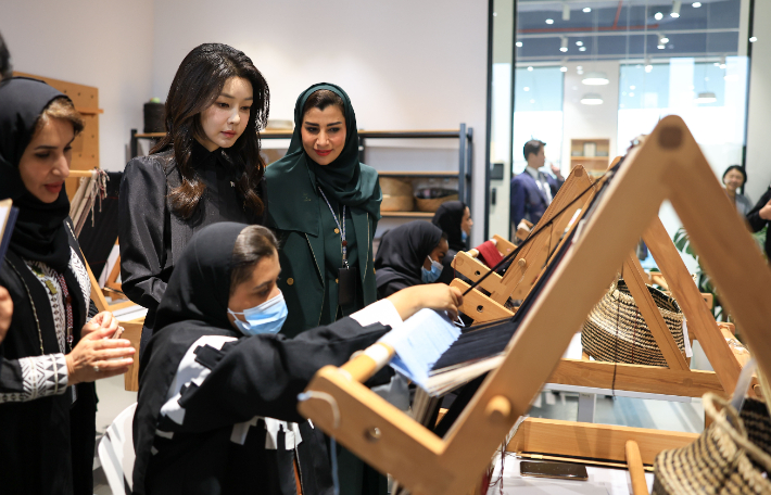 윤석열 대통령과 함께 사우디아라비아를 국빈 방문 중인 김건희 여사가 22일(현지시간) 사우디 왕립전통예술원(TRITA)을 방문, 사우디 전통 직물 제작 방식인 '알 사두'(Al Sadu) 시연을 관람하고 있다.  연합뉴스