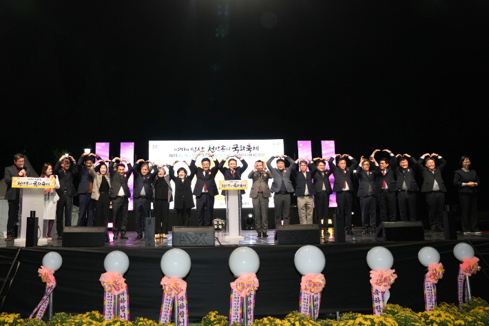 경주시의회와 익산시의회가 '익산 천만송이 국화축제' 개막식에서 단체사진을 촬영하고 있다. 경주시의회 제공