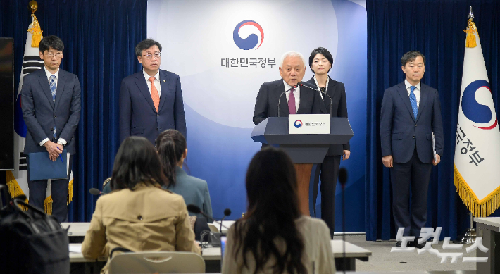 김한길 국민통합위원장이 23일 오전 정부서울청사에서 자살예방 상담 통합번호 추진 정책제안 관련 부처 합동브리핑을 하고 있다. 박종민 기자