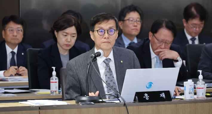 23일 서울 중구 한국은행에서 열린 국회 기획재정위원회의 한국은행 국정감사에서 이창용 총재가 의원의 질의에 답하고 있다. 연합뉴스