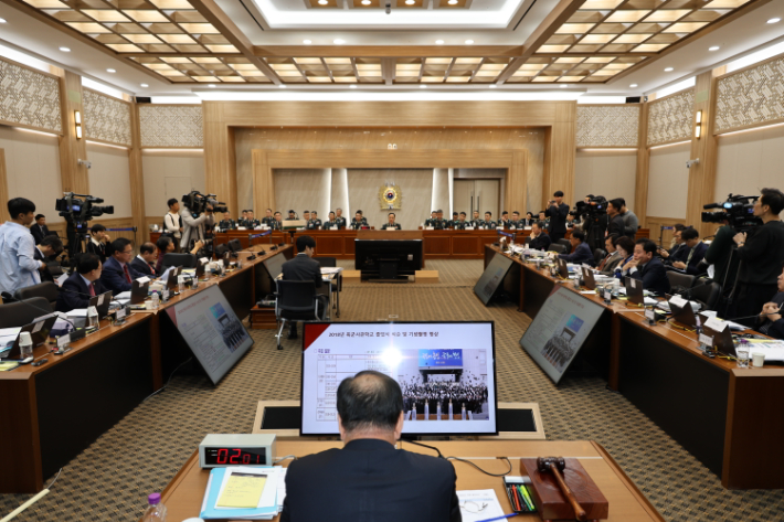 23일 충남 계룡대 육군본부에서 열린 국회 국방위원회의 육군본부에 대한 국정감사에서 홍범도 장군 흉상 이전 관련 질의가 이어지고 있다. 연합뉴스