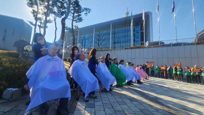 23일 충남도청 앞에서 '경찰병원 건립 아산시 범시민 추진협의회' 회원들이 예타면제를 촉구하며 삭발식을 진행하고 있다. 추진협 제공