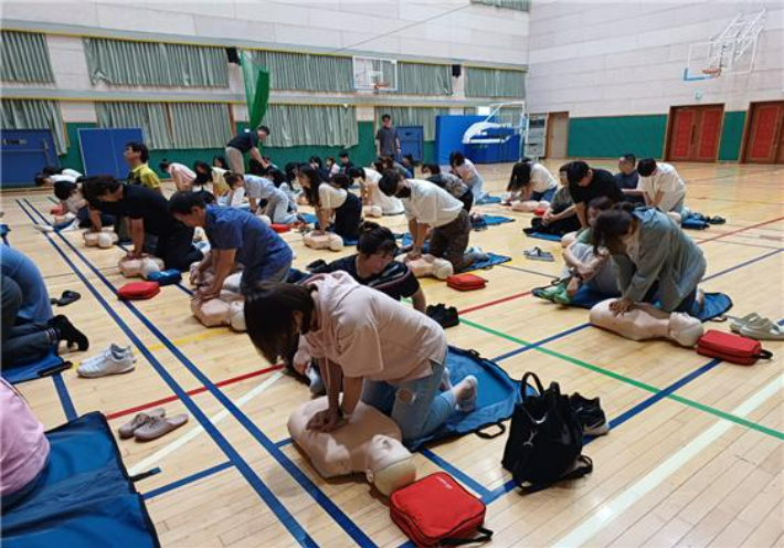 울산 동구 일산중학교 학생들이 심폐소생술 교육을 받고 있는 모습. 울산광역시교육청 제공