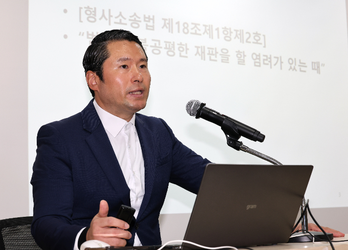 23일 오전 경기도의회 중회의실에서 쌍방울 대북송금 의혹(외국환거래법 위반), 뇌물 및 정치자금법 위반 등의 혐의로 재판 중인 이화영 전 경기도 평화부지사의 변호인(법무법인 KNC 김현철 변호사)이 기자회견을 열고 재판부(수원지법 형사11부) 기피신청서를 제출하는 사유에 대해 밝히고 있다. 연합뉴스