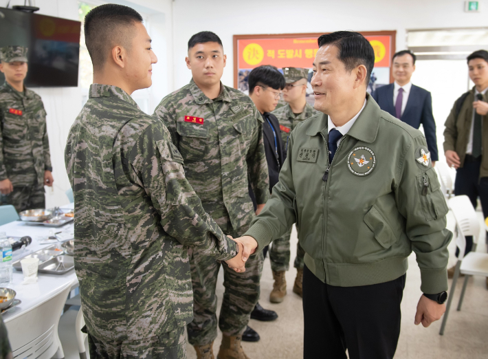 신원식 국방부 장관이 23일 인천 해병대 연평부대를 방문하여 부대원들과 병식을 함께한 후 해병대 장병을 격려하고 있다. 국방부 제공