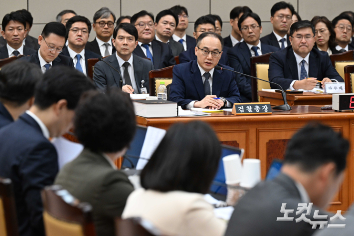 이원석 검찰총장이 23일 오후 서울 서초구 대검찰청에서 열린 법제사법위원회의 대검찰청에 대한 국정감사에서 의원의 질의에 답변하고 있다. 국회사진취재단