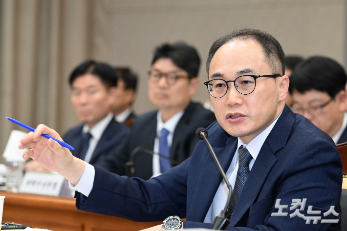 이원석 검찰총장이 23일 오후 서울 서초구 대검찰청에서 열린 법제사법위원회의 대검찰청에 대한 국정감사에서 의원의 질의에 답변하고 있다. 국회사진취재단