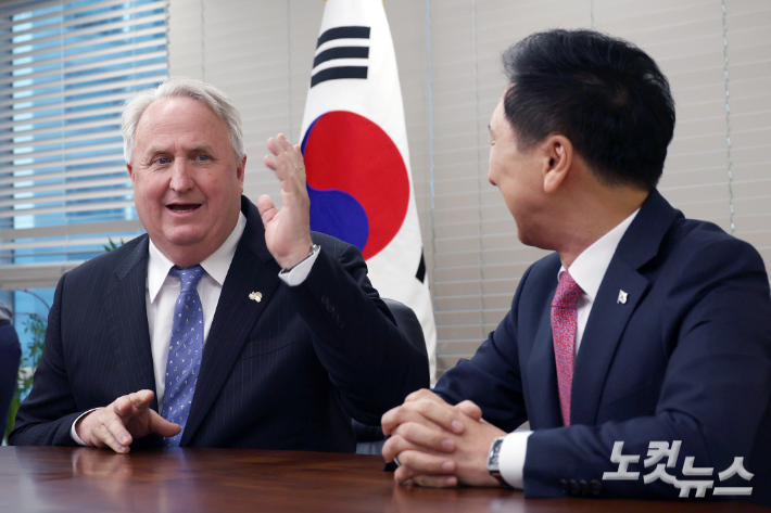 국민의힘 김기현 대표가 23일 서울 여의도 국민의힘 중앙당사에서 인요한 혁신위원장을 접견하고 있다. 윤창원 기자