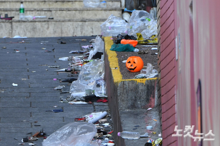 지난해 10월 31일 오전 서울 용산구 이태원 핼러윈 참사 현장에 핼러윈 관련 물품들이 떨어져 있다. 류영주 기자