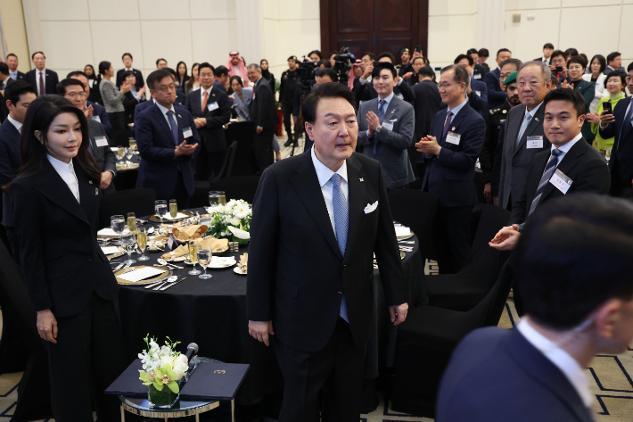 사우디아라비아를 국빈 방문 중인 윤석열 대통령과 김건희 여사가 23일(현지시간) 리야드의 메리어트 호텔에서 열린 동행 경제인 만찬에 입장하며 경제인들의 박수를 받고 있다. 연합뉴스 