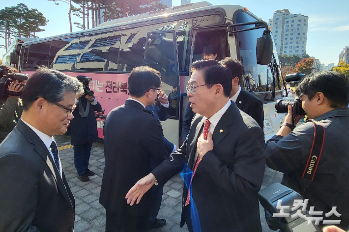 국민의힘 정우택 국회의원(충북 청주 상당구)이 24일 오전 전북도청 국정감사에 참석했다. 김대한 기자