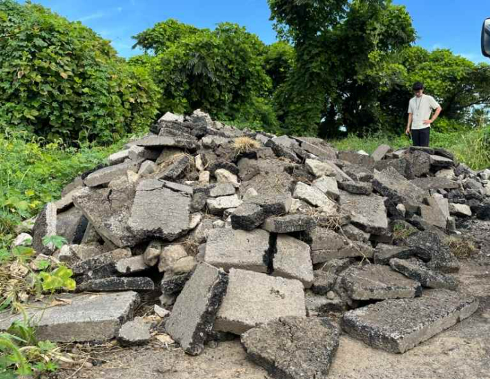 상수도 공사 과정에서 나온 폐기물을 무단 투기한 현장. 제주도 자치경찰단 