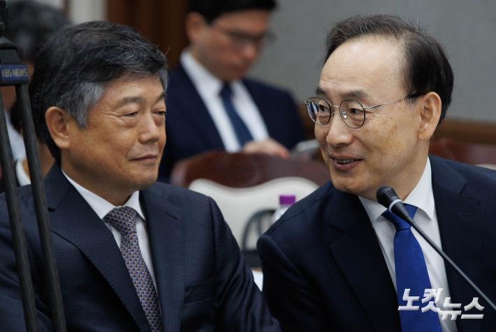 대화하는 윤준 서울고등법원장-김정중 서울중앙지방법원장