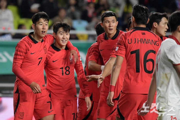 17일 수원월드컵경기장에서 열린 축구 국가대표 평가전 대한민국과 베트남의 경기, 후반전 팀의 다섯 번째 골을 성공시킨 이강인이 축하를 받고 있다. 수원=박종민 기자