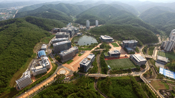 UNIST에 40명 정원의 과학기술의학전문대학원이 설립된다. UNIST 캠퍼스 전경. 사진 UNIST 제공 