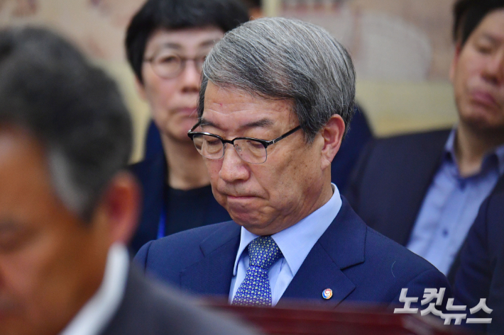 2018년 당시 정운찬 KBO 총재가 국정감사에 증인으로 출석해 굳은 표정을 짓고 있다. 윤창원 기자