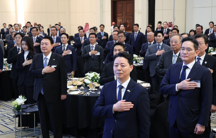 사우디아라비아를 국빈 방문 중인 윤석열 대통령과 김건희 여사가 23일(현지시간) 리야드의 메리어트 호텔에서 열린 동행 경제인 만찬에서 국기에 경례하고 있다. 연합뉴스