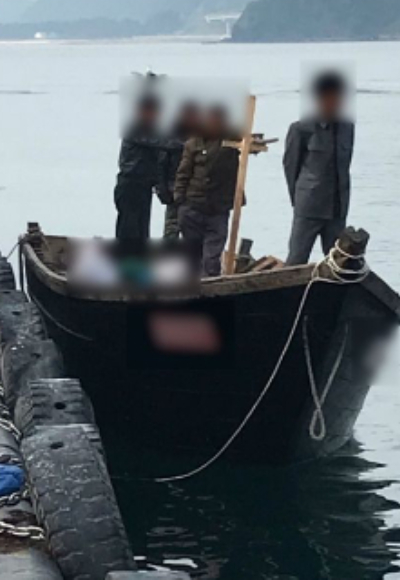 지난 2019년 6월 15일 북한주민 4명이 삼척항에 정박한 모습. 독자 제공