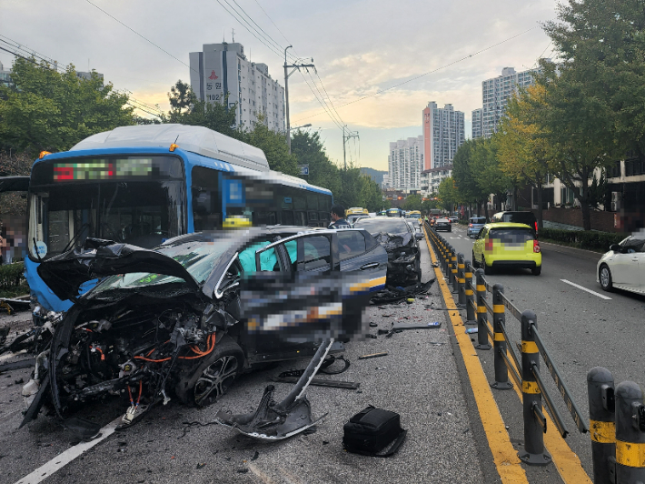 24일 오후 4시 20분쯤 부산 북구 만덕동의 한 교차로에서 한 택시가 중앙선을 넘어 반대편 차선의 차량 5대를 잇따라 충돌해 1명이 숨지고 11명이 다쳤다. 부산경찰청 제공