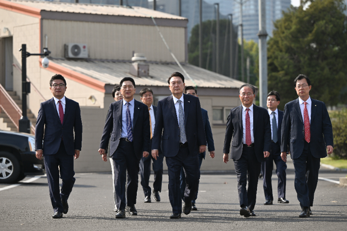 윤석열 대통령, 국민의힘 지도부와 오찬 회동 뒤 산책  2023.10.18 [대통령실 제공. 재판매 및 DB 금지]